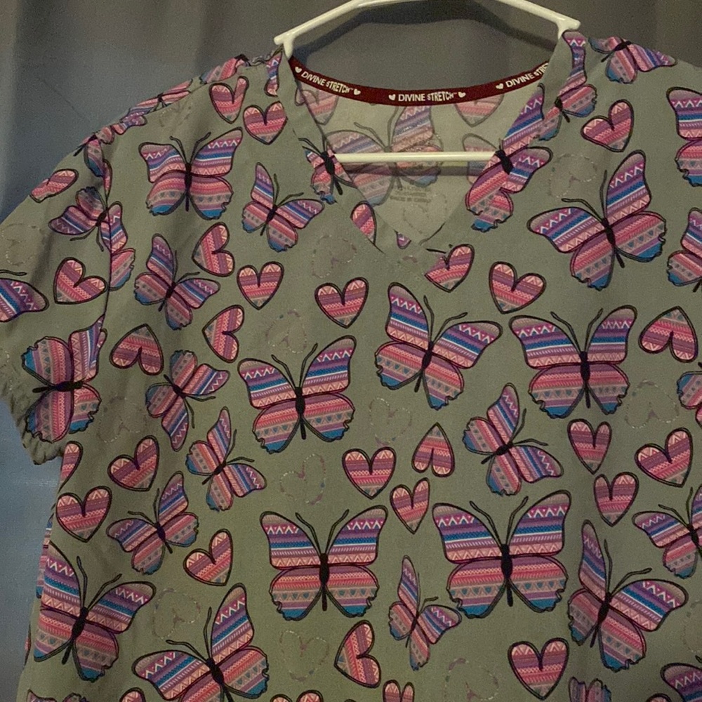 Size M medical scrub shirt divine stretch with pockets